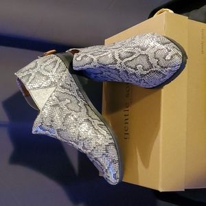 Kenneth Cole Gentle Souls Neptune Chelsea Size 8.5